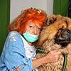 Ilka Singer und ihr Hund vor dem Eingangsbereich des Salons. Der liebenswerte und zutrauliche Vierbeiner dient gemäß ihrer Aussage als ...