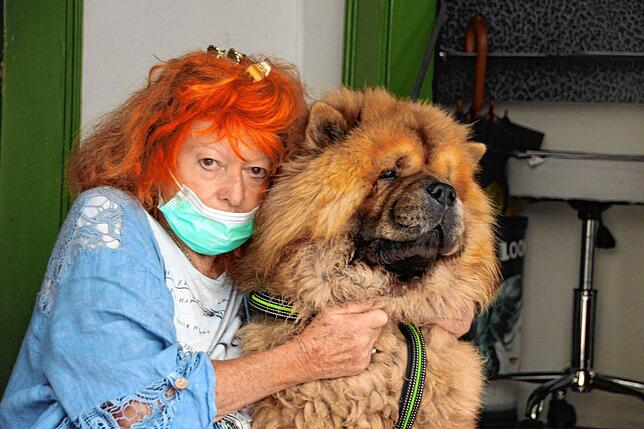 Ilka Singer und ihr Hund vor dem Eingangsbereich des Salons. Der liebenswerte und zutrauliche Vierbeiner dient gemäß ihrer Aussage als ...