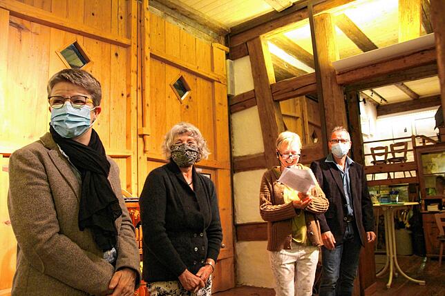 Blumen und Dankesworte gab es für die Helfer hinter den Kulissen zur Ausstellung Wunderkammer Schwarzwald des Schwarzwaldvereins ...