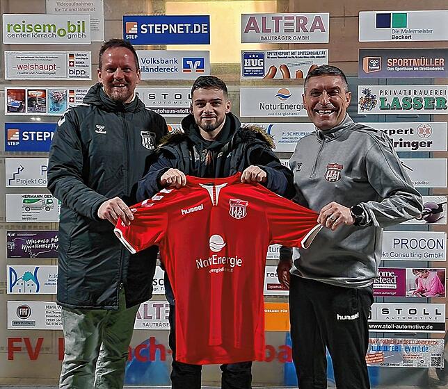 Neu vom SV Weil: Trainer Thorsten Szesniak (links) und Teammanager Antonio Ratto vom FV Lörrach-Brombach freuen sich auf Sergio Cammarano.