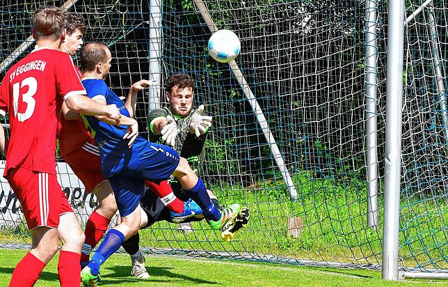 Glanztat: Torwart Aaron Birsner vom SV Eggingen riskiert Kopf und Kragen bei dieser Chance des Albbrucker Stürmers Nico Gerteiser.