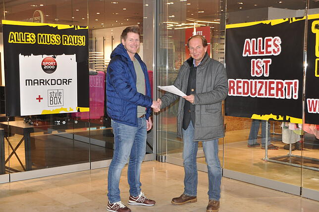 Fitness-Studiobetreiber Daniel Haymann (links) und Stephan Fenchel, Geschäftsführer der Proma-Inhaberfirma Real Massivhaus, sehen der ...