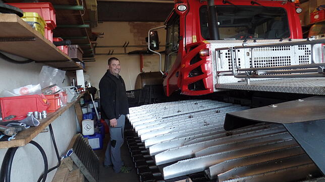 Albert Schneider mit Pistenbully. Der Geschäftsführer hält den Betrieb am laufen.