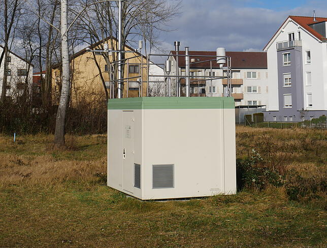 Die Messstation der Landesanstalt für Umwelt in Friedrichshafen steht in der Ehlersstraße hinter der Polizeiwache. (Archivbild)