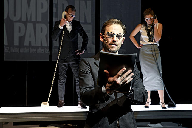 Hank Rearden (Sebastian Rudolph) studiert die Auftragseingänge.