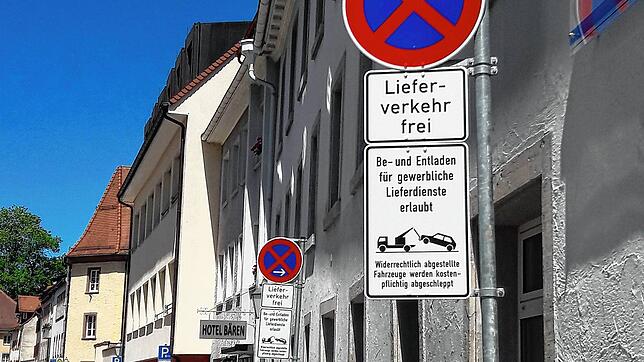 Oft zugeparkt: die neuen Parkbuchten, die eigentlich für Lieferdienste vorgesehen sind, damit sie wochentags nach 11 Uhr dennoch Pakete ...