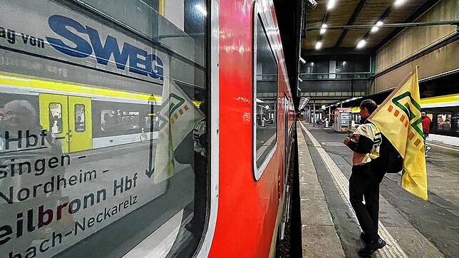 Angestellte streikten bereits im September an einem Bahngleis am Stuttgarter Hauptbahnhof.