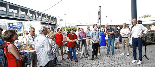 Oberbürgermeister Uli Burchardt hält seine Rede vor Anwohnern, Baufachleuten, Gemeinderäten und Verwaltungsmitarbeitern.