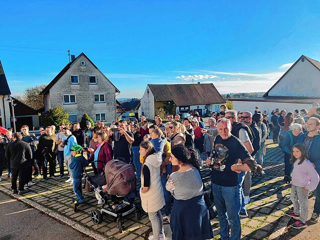 Bei strahlendem Sonnenschein verfolgen viele Zuschauer das Geschehen um das Bürgerhaus in Glashütte.