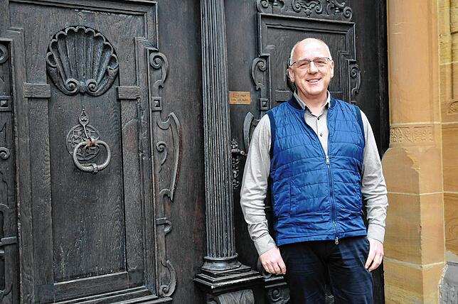 Dekan Matthias Zimmermann, hier vor der Engener Kirche, wechselt spätestens 2026 als Leiter der neuen Großpfarrei nach Markdorf.