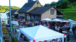 Um 20 Uhr war die Dorffestmeile gut besucht.
