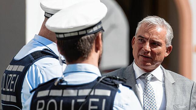 Innenminister Thomas Strobl (CDU) spricht in Freiburg nach einer Pressekonferenz mit Polizisten.
