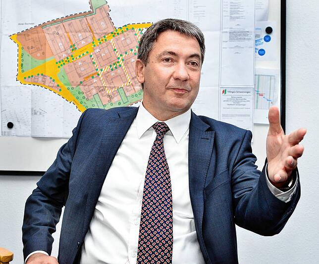 Oft und viel Erklärungsbedarf: Baubürgermeister Detlev Bührer diskutiert im Rathaus Schwenningen – hier im Jahr 2016.