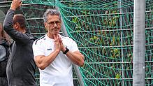 Ratlos über den Auftritt seiner Mannschaft, die einen 2:0-Vorsprung aus der Hand gab: der Denkinger Trainer Joachim Ruddies. Bild: Peter ...