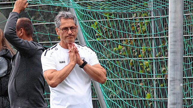 Ratlos über den Auftritt seiner Mannschaft, die einen 2:0-Vorsprung aus der Hand gab: der Denkinger Trainer Joachim Ruddies. Bild: Peter ...