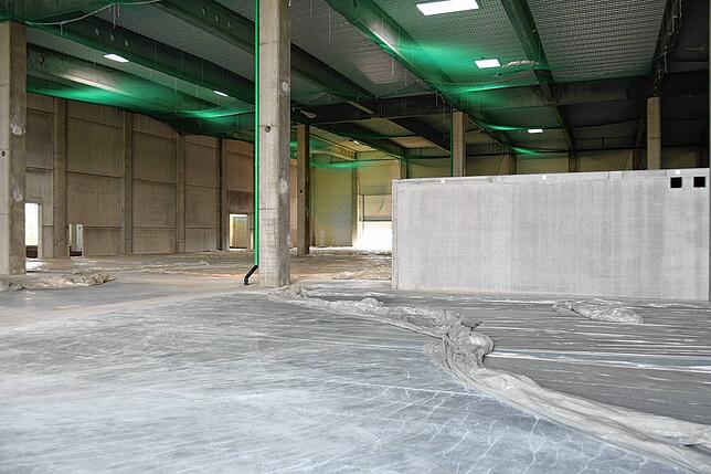 Luftige Höhe im zweiten Stock: In Hallen wie diesen entstehen 50.000 Palettenstellplätze auf 36.000 Quadratmetern Logistikfläche.