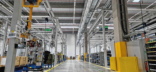 Die neue Werkshalle in Kluftern bietet Platz für vier Montagelinien.