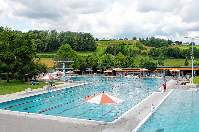 Das Freibad Stockach bietet viel Freizeitspaß. Es gibt ein 50 Meter Schwimmerbecken, ein Nichtschwimmerbecken mit großer Rutsche und das ...