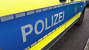 Ein 44-Jähriger bewarf am Dienstag ein vorbeifahrendes Auto in Waldshut. Der offenbar verwirrte Mann wurde von der Polizei kontrolliert ...