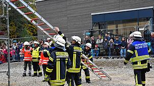 Schwierige Einsatzbedingungen meistern die Mitglieder der Feuerwehr Fischbach mit Löschgruppe Kappel und der Bereitschaft des DRK ...