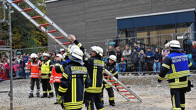 Schwierige Einsatzbedingungen meistern die Mitglieder der Feuerwehr Fischbach mit Löschgruppe Kappel und der Bereitschaft des DRK ...