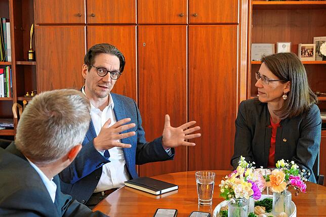 SÜDKURIER-Chefredakteur Lokales Jörg-Peter Rau im Gespräch mit Graf Björn und Gräfin Bettina Bernadotte auf der Insel Mainau.