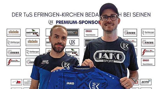 Wieder im Hölzele: Mittelfeldspieler Michael Flad (links, mit Vorstand Kommunikation Simon Diodene) kehrt nach einem Jahr beim FC ...