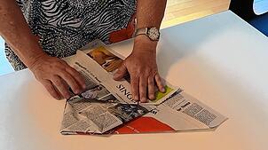 Bild : Umweltschonen nach dem Lesen: Abonnentin faltet Biomülltüten aus SÜDKURIER-Ausgaben