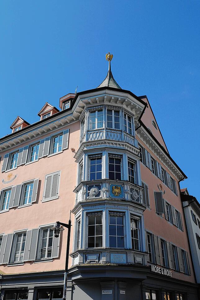 Das einstige Hotel Goldener Adler. Der Adler auf dem Dach war ein Geschenk Napoleons an seine damaligen Vermieter, die ihn und seine ...