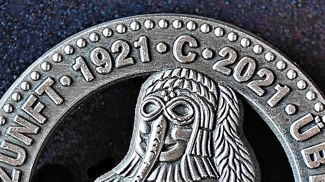 Das Motiv der diesjährigen Sammlerplakette der Narrenzunft Überlingen verweist auf ein Jubiläum, das wegen des coronabedingten Ausfalls ...