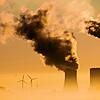 Windräder drehen sich neben einem Kohlekraftwerk. Die Umsetzung der Energiewende ist für viele Industriezweige fundamental wichtig, um ...