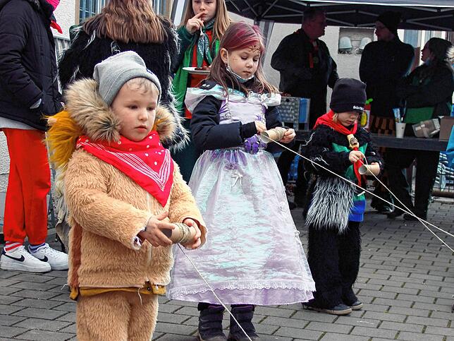 Bild 23: Buntes Treiben beim Mini-Kinderball der Froschenzunft