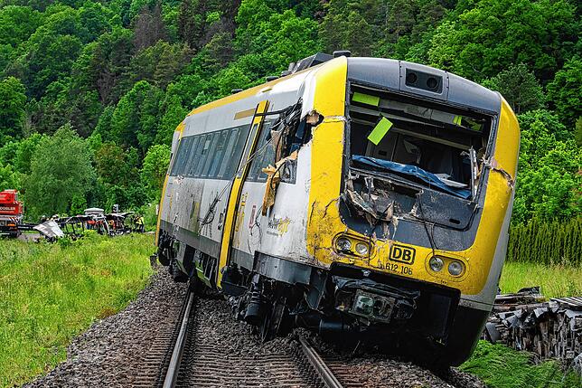 Ein entgleister Zug steht auf der Strecke. Mehrere Menschen wurden bei einer Kollision zwischen dem Bus und einem Zug schwer verletzt.