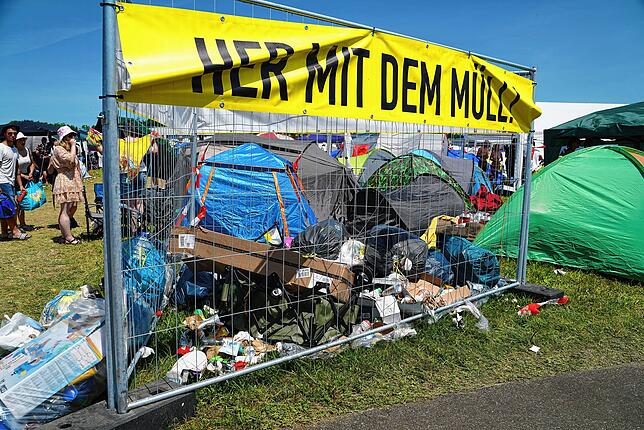 Damit nicht überall auf dem Gelände Müll herumliegt, gibt es Müllsammellstellen.