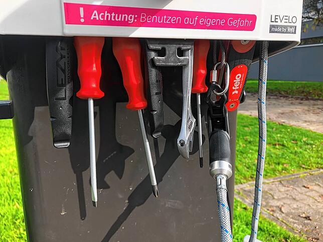 Die Werkzeuge sind durch ausziehbare Seile mit der Reparatursäule verbunden.