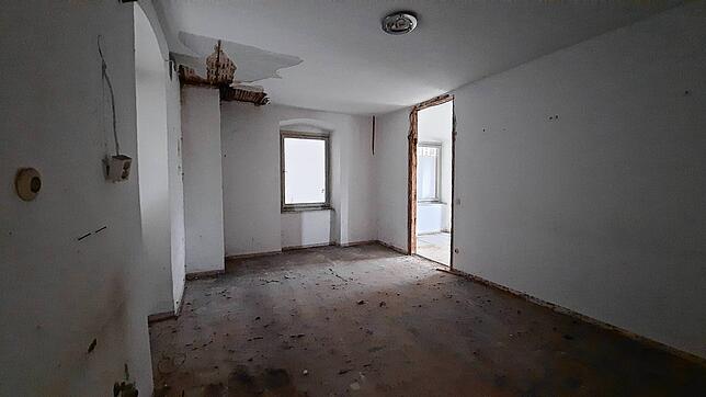 In diesem Teil waren schon Wohnungen. Das Fenster geht Richtung Straße.