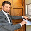 Am Samstagvormittag: Als erster Bewerber wirft Bürgermeister Stefan Friedrich seine Unterlagen in den Briefkasten des Allensbacher ...