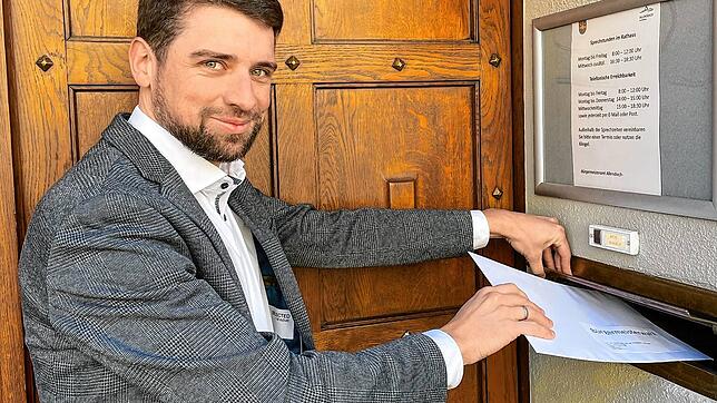 Am Samstagvormittag: Als erster Bewerber wirft Bürgermeister Stefan Friedrich seine Unterlagen in den Briefkasten des Allensbacher ...