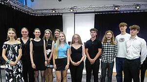Sie begeistern das Publikum im Musiksaal des Hochrhein-Gymnasiums mit dem Konzert „Schüler dirigieren Schüler“ (von links): Hannah ...