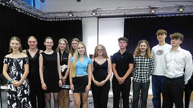 Sie begeistern das Publikum im Musiksaal des Hochrhein-Gymnasiums mit dem Konzert „Schüler dirigieren Schüler“ (von links): Hannah ...