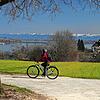 Die Höri ist ein beliebtes Ziel von Radfahrern und Spaziergängern, die das Idyll suchen. Hier ein Blick auf Untersee und Alpenkette vom ...