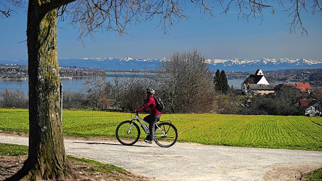 Die Höri ist ein beliebtes Ziel von Radfahrern und Spaziergängern, die das Idyll suchen. Hier ein Blick auf Untersee und Alpenkette vom ...