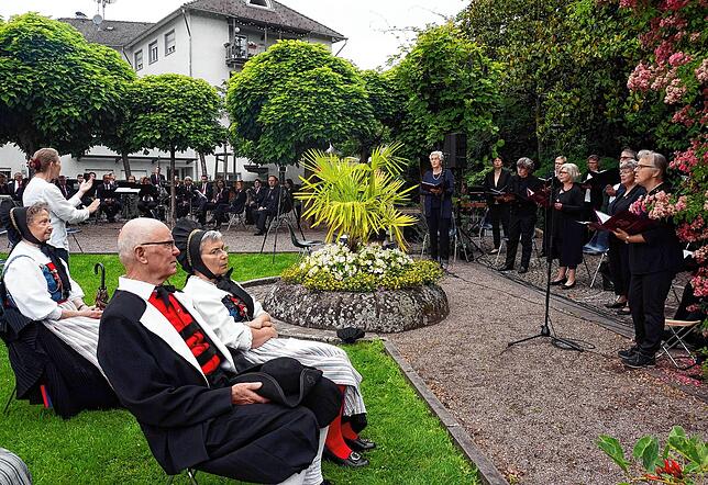 Klangvoll: Der Kirchenchor Tiengen und die Stadtmusik Tiengen (hinten) gestalten den Festgottesdienst musikalisch, unter den Besuchern ...