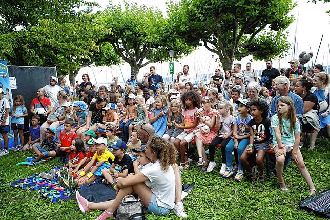 Die Mädchen und Jungen sind in der Seestraße ganz konzentriert, denn es wird das Puppentheaterstück „Mascha und der Bär“ ...