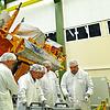 Ingenieure und Techniker von Airbus Defence and Space in Immenstaad arbeiten an dem Wettersatelliten Metop-C. Künftig werden die ...