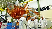 Ingenieure und Techniker von Airbus Defence and Space in Immenstaad arbeiten an dem Wettersatelliten Metop-C. Künftig werden die ...