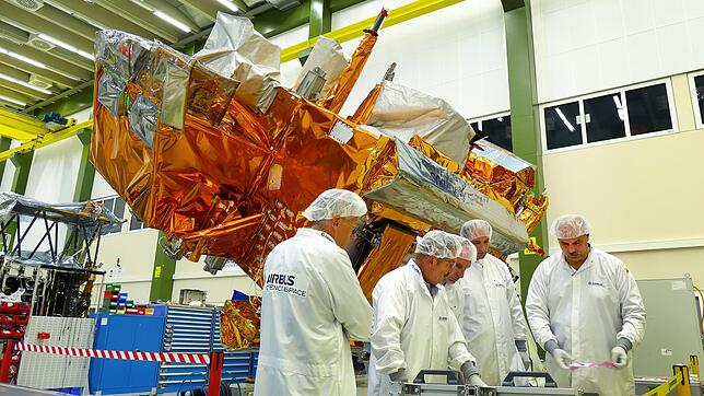 Ingenieure und Techniker von Airbus Defence and Space in Immenstaad arbeiten an dem Wettersatelliten Metop-C. Künftig werden die ...