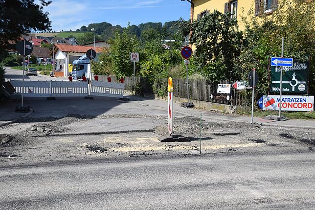 Die Einmündung Nellenburgstraße bekam am Montag neuen Asphalt. Sie wird später für die noch folgende Umleitung gebraucht.