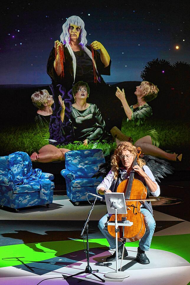 Der Cellist wird von der Melancholie beflügelt. Über ihm isst eine der drei Nornen die Fäden des Schicksals auf. Die drei Sängerinnen ...