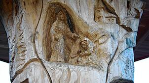 Auf der Rückseite der Holzskulptur ist die Entstehungsgeschichte von Todtmoos mit der Marienerscheinung dargestellt.